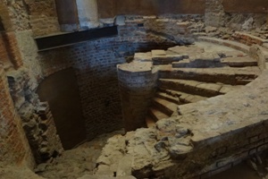 ancient-staircase-Roman-ruins-Palazzo-Madama-Torino-300px